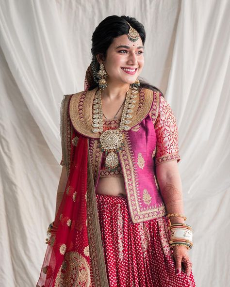 Traditional Lehenga Look, Lehanga With Jacket Blouse, Jacket Blouse Lehenga, Blouse And Jacket Outfit, Lehnga With Jacket Blouse Designs, Jacket Style Blouse For Lehnga, Blouse Jacket Style, Jacket Outfit Indian Wedding, Modern Lehenga Blouse