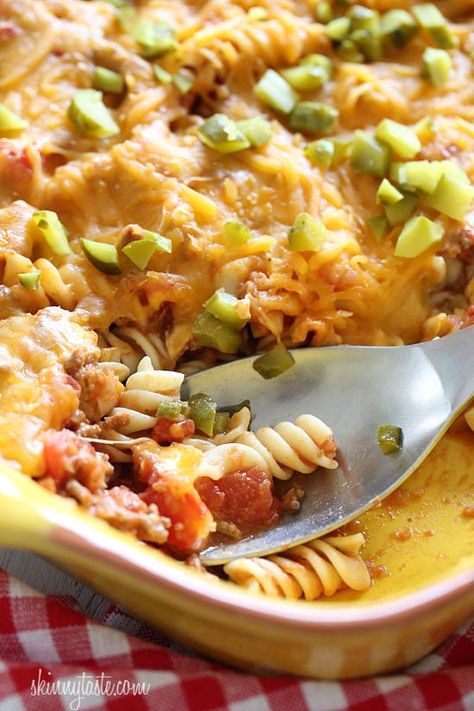 Kid-friendly and delicious! If you're a cheeseburger lover, and the thought of ground beef, tomatoes, pickles and cheese tickles your fancy, then this truly American, comforting Cheeseburger Casserole is for you! Cheeseburger Casserole Skinnytaste, Julias Album, Julia's Album, Cheeseburger Casserole Recipe, Cheeseburger Casserole, Cheese Burger, Skinny Taste Recipes, Ww Recipes, Pinterest Recipes