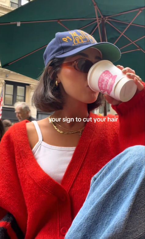 Brown Hair Inspo Short, Short Hair And Hats, Short Hair Hat, Bobs Outfit, Hair Inspo Short, Hat Outfit Winter, Hats Short Hair, Trucker Hat Outfit, Short Hair Brown