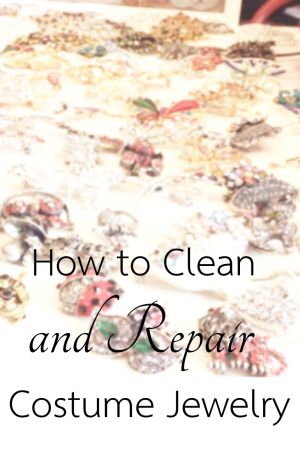 How to Clean and Repair Vintage Costume Jewelry – Pendant and Ring Homemade Jewelry Cleaner, Jewelry Cleaner Diy, Costume Jewelry Makers, Jewelry Facts, Jewelry Hacks, Vintage Jewelry Ideas, Jewelry Knowledge, Vintage Jewelry Repurposed, Vintage Jewelry Antique