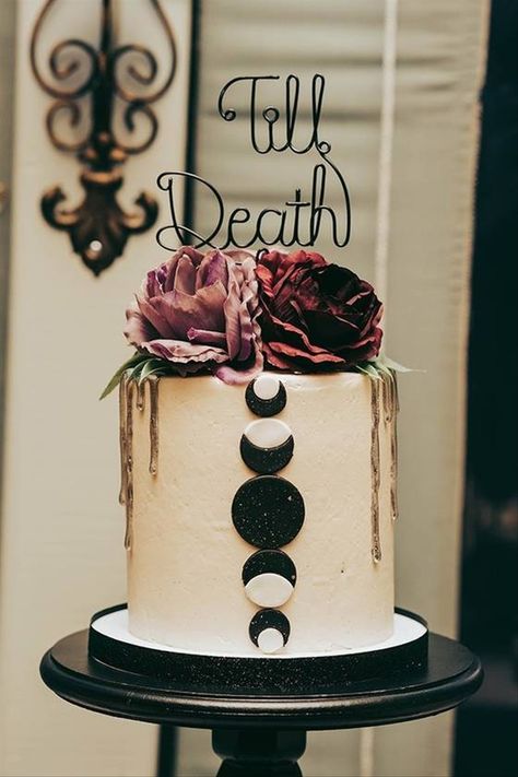 23 Fall Wedding Cakes Perfect for an Autumnal Celebration - WeddingWire Halloween Wedding Cakes, Witch Wedding, Dark Wedding Theme, Pagan Wedding, Halloween Themed Wedding, Wedding Cake Ideas, Moon Wedding, Elegant Halloween, Themed Wedding Cakes