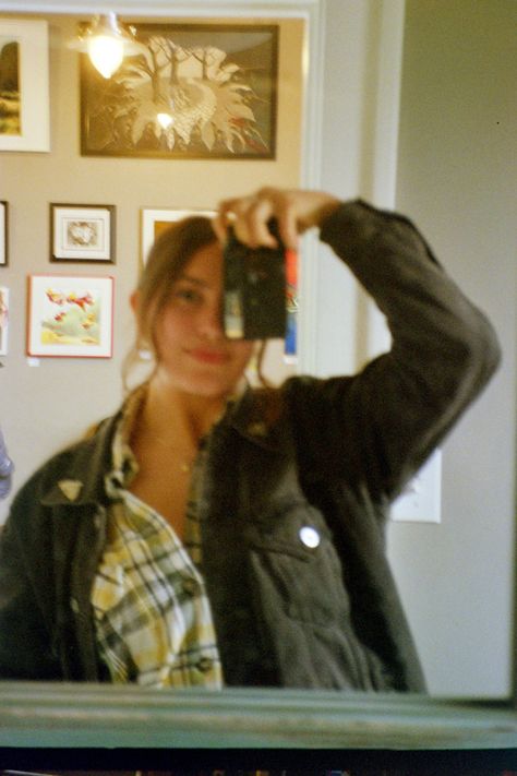 film camera photography inspo Film Camera Mirror Selfie, Film Camera Selfie, Disposable Camera Photography, Film Camera Photography, Film Camera 35mm, Film Pictures, Film Photos, Camera Selfie, Inspo Board