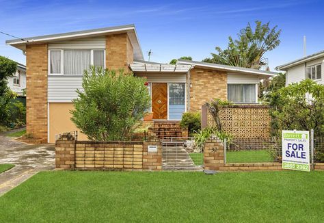 1960s time capsule in Brisbane, Queensland, Australia on http://www.wowhaus.co.uk Streamline Moderne Architecture, 1960 House, 60s Home Decor, 1960s Home Remodel, Country Home Exterior, 60s House, Brick House Designs, 1960s House, Skillion Roof