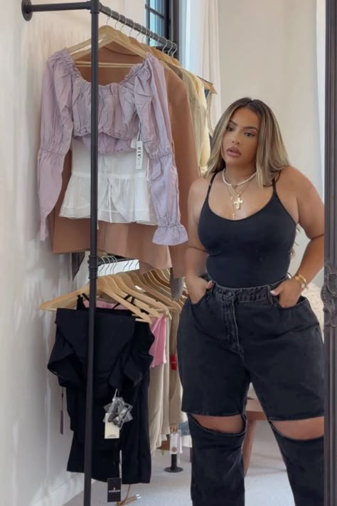 Black Bodysuit Outfit Midsize, Lounge Outfit Midsize, Midsize Fashion Summer Going Out, Midsize Street Style, Cute Bodysuit Outfits, Curvy Outfits Summer, Curvy Style Outfits, Black Bodysuit Outfit, Curvy Street Style