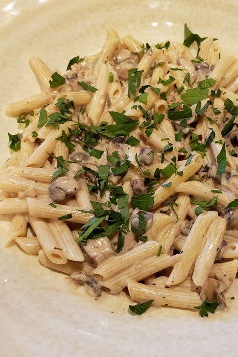 This creamy mushroom penne is a quick and easy pasta recipe! Cook the best penne pasta using mushrooms, cream cheese, and parmesan cheese. You will love making this creamy, cheesy pasta dish for dinner! Rigatoni Al Forno, Ziti Al Forno, Garlic Pasta Recipe, Creamy Garlic Pasta, Yummy Noodles, Penne Pasta Recipes, Cream Cheese Pasta, Lemon Chicken Pasta, Baked Rigatoni