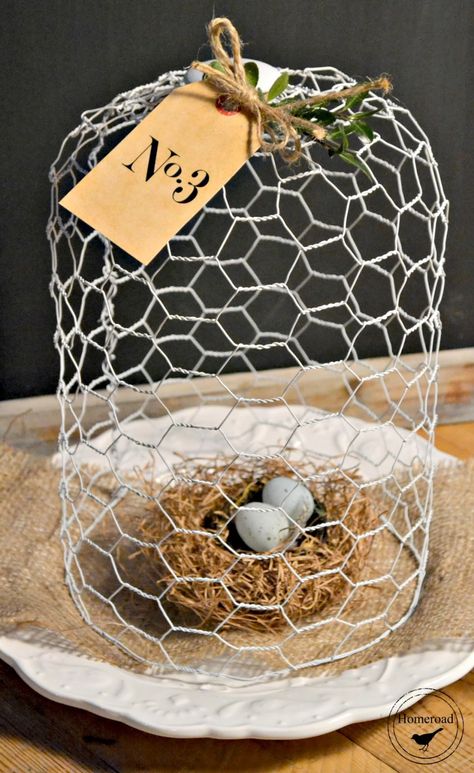 DIY chicken wire cloche www.homeroad.net - wrap wire around a large jar (use the jar as a mold for the chicken wire) Chicken Wire Cloche, Chicken Wire Projects, Chicken Wire Diy, Wire Cloche, Bunny Cottage, Chicken Wire Art, Chicken Wire Crafts, Cloche Decor, Primitive Spring