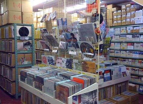 Japanese record stores are so perfect. Japanese Record Store, Vinyl Setup, Rock N Roll Aesthetic, Vinyl Record Crafts, Vinyl Record Shop, Record Crafts, Record Stores, Japan Shopping, Cd Collection