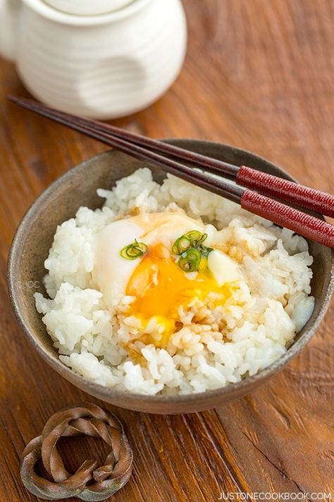 Onsen Tamago (Hot Spring Eggs) | Easy Japanese Recipes at JustOneCookbook.com Tamago Recipe, Onsen Tamago, Koreansk Mad, Breakfast Bowls Recipe, Japanese Diet, Cibo Asiatico, Easy Japanese Recipes, Mapo Tofu, Easy Rice Recipes