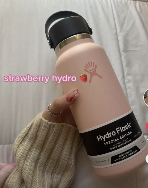 Pink Hydro Flask, Hydro Flask Bottle, School Wishlist, Preppy School Supplies, Trendy Water Bottles, School Bag Essentials, Flask Bottle, Cute Water Bottles, Body Smells