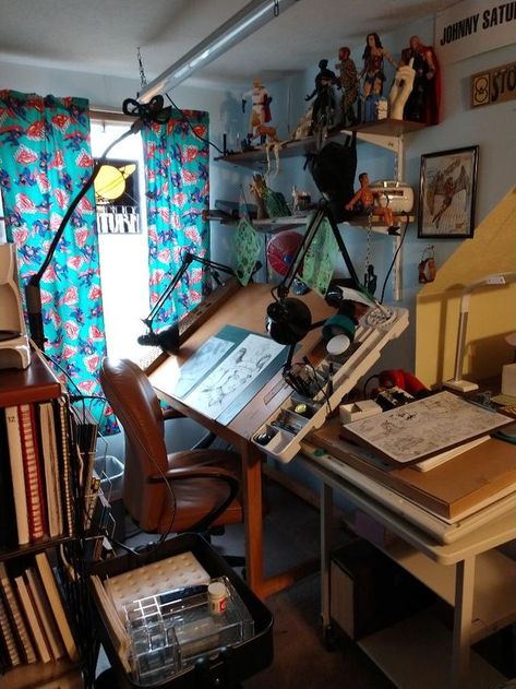 Artists Studio Apartment, Artist Room Drawing, Artist Bedroom Ideas Art Studios, Comic Artist Workspace, Drawing Studio Room, Home Animation Studio, Small Artist Bedroom, Manga Artist Studio, Art Space Setup