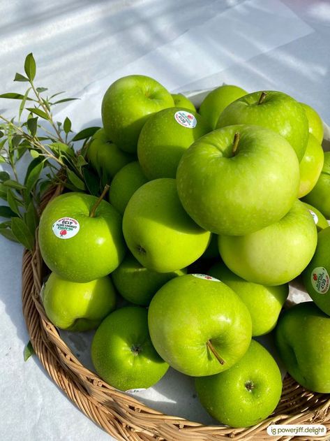 Apple Packaging, Fruit Love, Green Apples, Fruit Photography, Fruit Dip, Food Wallpaper, Apple Fruit, Eat Fruit