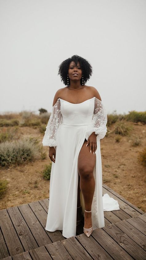 Timeless Elegance: Embracing Your Apple Body Shape in 2024’s Wedding Dress Trends Truvelle Bridal, Wedding Dresses Elegant, Curvy Wedding Dress, Curvy Wedding, Plus Wedding Dresses, Vintage Inspired Wedding Dresses, Wedding Dress Flowy, Curvy Bride, Minimalist Wedding Dresses