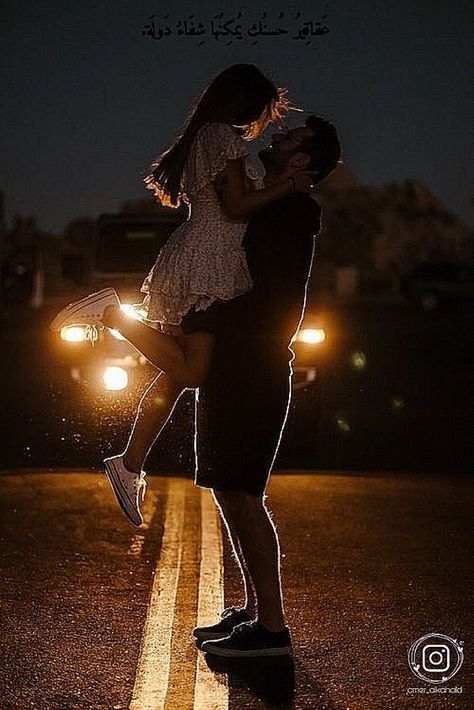 Pic Romantic Couple, Headlight Pictures Ideas Couples, Couple Photoshoot Night Lights, Night Couples Photography, Nighttime Couples Photography, Nighttime Couple Photos, Couples Night Photography, Couple Night Photography Romantic, Engagement Photos At Night