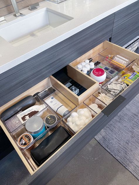 Bathroom Drawer Organization Ideas, Health Preschool, Bathroom Organization Under Sink Drawers, Bathroom Drawer Storage, Small Bathroom Storage Cabinet, Bathroom Counter Organization, Bathroom Drawer Organization, Bathroom Vanity Storage, Bathroom Cabinet Organization