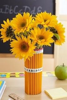 pencil holder DIY School Supplies Using Recycled Materials Back to School Teacher Gift Pencil Vase, Back To School Party, School Party, Deco Floral, Teacher Appreciation Week, School Parties, Gifts For Teachers, Appreciation Gifts, Cool Stuff