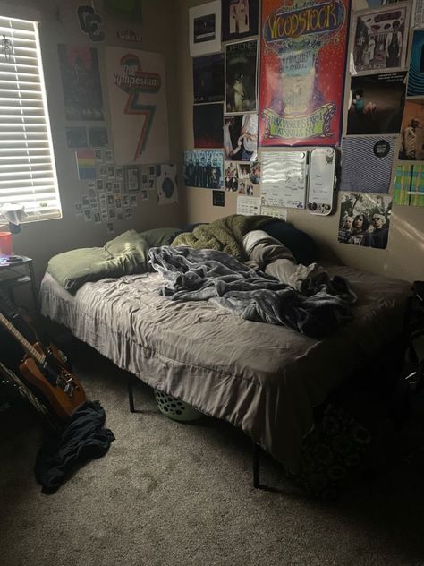 Punk Room, Chill Room, Home Decor Aesthetic, Retro Room, Aesthetic Home Decor, Room Redesign, Vinyl Collection, Messy Room, Grunge Room