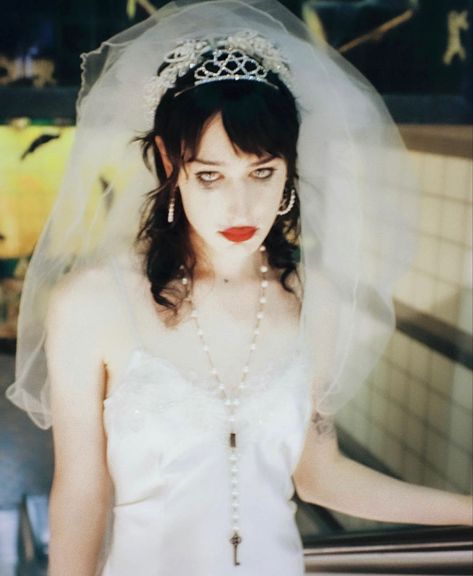 Runaway Bride Photoshoot, Goth Wedding Dress White, White Goth Wedding, Grunge Bride, Effy Aesthetic, Wedding Diy Decorations, Dark Bride, Halloween Moodboard, Grunge Wedding