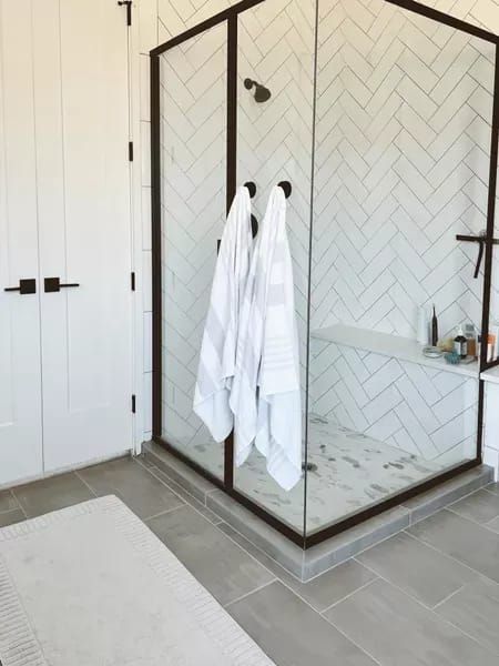 Luxury Towel Rack, Shower Towel Hook Ideas, Shower Hooks Ideas, Shower Towel Rack Ideas, Bathroom Towel Hook Ideas, Bathroom Towel Hanging Ideas, Towel Hanging Ideas, Shower Towel Hooks, Luxury Bathroom Accessories