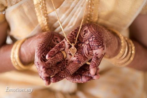 Malayalee Hindu Wedding Ceremony: Prathap+Kavitha  http://www.emotioninpictures.com/malayalee-hindu-wedding-ceremony-prathap-kavitha/ Hindu Thaali Locket Designs, Engagement Rings Kerala Hindu, Kerala Thali Locket Designs With Name, Thali Designs Gold Hindu Kerala, Thali Locket Designs Kerala, Malayalee Wedding Decoration, Thali Chain Designs Gold Kerala Hindu, Wedding Chain Thali Christian, Kerala Style Thali Designs