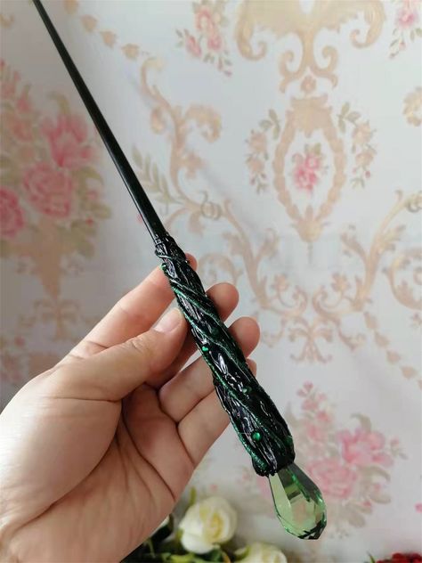 Product: Magic Wand Material: wood, polyester, crystals, resin Length: about 30cm Weight: about 300g All wands will get a free gift box. All wands are handmade and production time is approximately 1-2 weeks. If you want to use it as a gift for your friend's birthday, please place an order asap and leave the date you want to use it. All wands are original designs, it may not be perfect, but it must be unique. Looking forward to your visit! Slytherin Wand Ideas, Hogwarts Wands, Slytherin Wand, Pretty Wand, Magic Wand Design, Wands Ideas, Hp Wands, Wand Aesthetic, Wand With Crystal