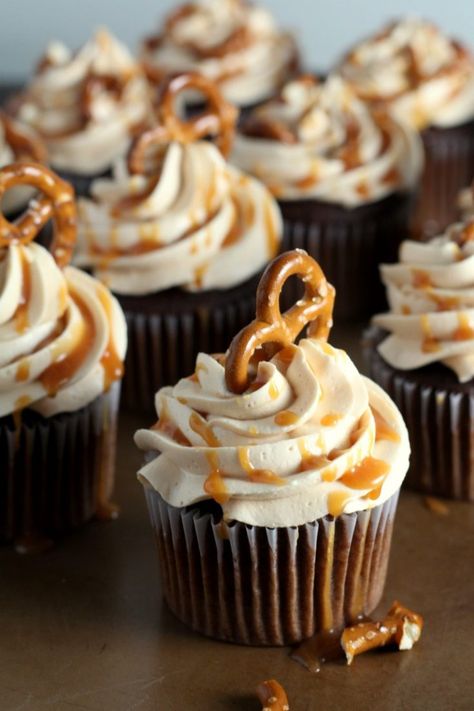 Caramel Pretzel Cupcakes, Pretzel Cupcakes, Fudge Cupcakes, Salted Caramel Pretzels, Salted Caramel Frosting, Thanksgiving Cupcakes, Salted Caramel Cupcakes, Caramel Cupcakes, Caramel Pretzels