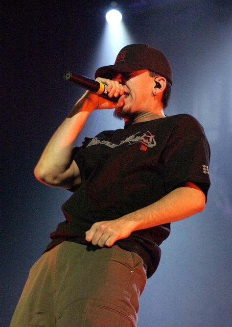 Mike Shinoda 2000, 2000 Wallpaper, Mike Shinoda, Artist Alley, Linkin Park, Fitness Inspo, Guitarist