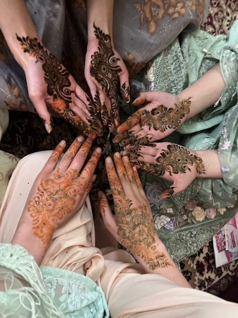 Desi Wedding Mehndi, Desi Event Aesthetic, Shadi Aesthetic, Mehndi Aesthetic, Desi Mehndi, Mehndi Event, Best Friend For Life, Mehndi Mehndi, Hands Aesthetic