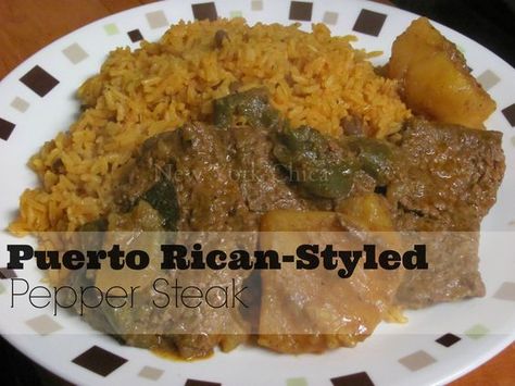 Easy Recipe: Puerto Rican-Styled Pepper Steak | New York Chica Pepper Steak Recipe, Puerto Rican Dishes, Cube Steak Recipes, Beef Steak Recipes, Boricua Recipes, Cube Steak, Spanish Dishes, Pepper Steak, Puerto Rican Recipes