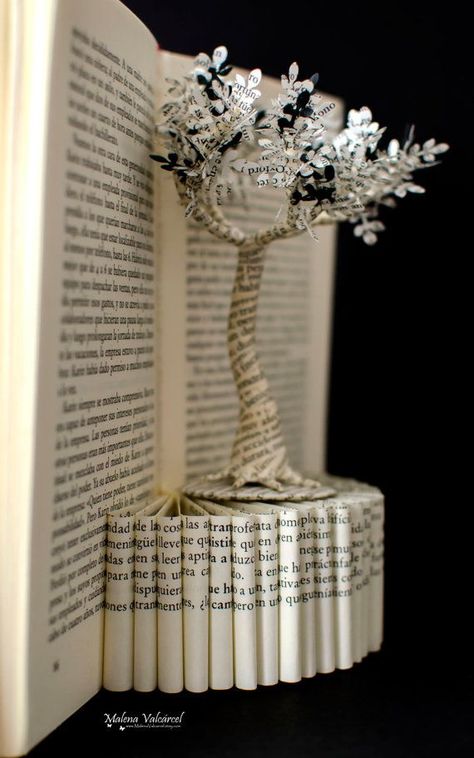 Book Art Sculptures, Old Book Crafts, Paper Art Sculpture, Altered Book Art, Folded Book Art, Book Paper, Book Sculpture, Book Folding, Paper Book