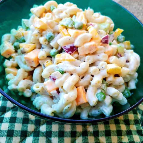 Cheddar Macaroni Salad Recipe, Cheddar Macaroni Salad, Fancy Pasta, Mac Salad Recipe, Creamy Macaroni Salad, Classic Macaroni Salad, Creamy Vegan Pasta, Best Macaroni Salad, Pasta Cremosa