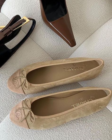 Suede moment ✨ | Instagram Luxury Wishlist, Office Aesthetic, Chanel Flats, Fantastic Shoes, Suede Ballet Flats, Vintage Heels, Cold Weather Fashion, Shoe Inspo, Girly Shoes