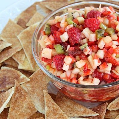 Fruit Salsa with Baked Cinnamon Chips.  Going to make this for my next little party! Fruit Salsa With Baked Cinnamon Chips, Fresh Fruit Recipes, Salsa Dip, Cinnamon Chips, Fruit Salsa, Hash Browns, Köstliche Desserts, Fruit Recipes, Appetizer Snacks