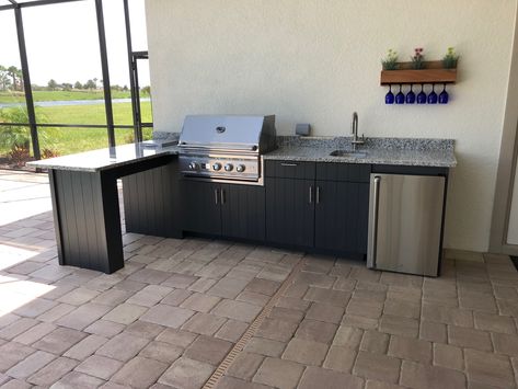 One of the main reasons why people invest in an outdoor kitchen, is because they love to entertain! Kitchens come in many different shapes, sizes and colors and can often be overwhelming to make decisions. Here are some great benefits of the L-shape kitchen for your outdoor living space: L Shape Bbq Outdoor Kitchens, L Shaped Outdoor Kitchen Design, L Shaped Bbq Area, L Shaped Outdoor Kitchen With Bar, Outdoor L Shaped Kitchen, L Shape Outdoor Kitchen, L Shaped Outdoor Kitchen, Bbq Surround, Small Outdoor Kitchen Design