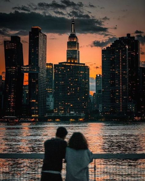 Celebrating Unity: Simple Couple Poses that Convey Togetherness New York City Romance Aesthetic, Romance In New York City, New York Love Couple Aesthetic, Love In Nyc Aesthetic, New York Love Aesthetic, Nyc Romance Aesthetic, Couple In Nyc Aesthetic, Nyc Love Aesthetic, New York City Couple Aesthetic