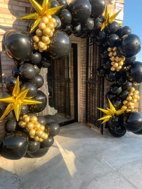 Black and gold balloon arch Ballon Entrance Arch, Balloon Arch Business Opening, Balloon Arch Around Door, Grand Opening Balloons Decoration, Prom Balloon Arch Ideas, Balloon Door Decorations, Store Opening Decoration Ideas, Grand Opening Balloon Arch, Balloon Arch Ideas Entrance