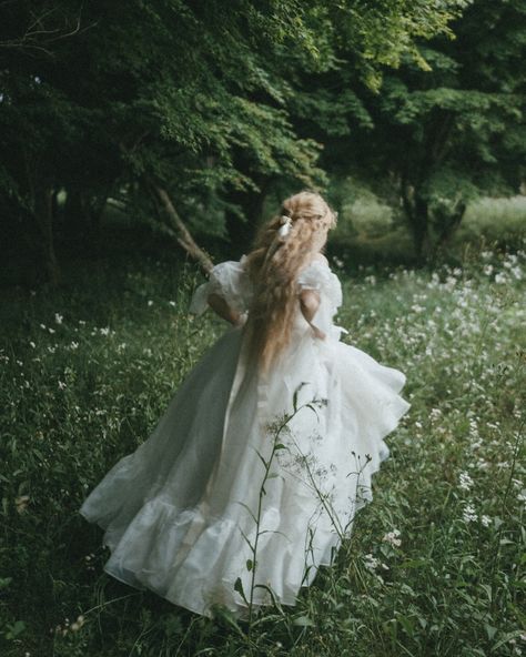 runaway princess photo @moepejic Dress @selkie Princess Fantasy Aesthetic, Runaway Bride Aesthetic, Runaway Princess Aesthetic, Ruins Photoshoot, Green Princess Aesthetic, Fairy Princess Aesthetic, Fantasy Princess Dress, Princess Aesthetic Dresses, Princess Pose