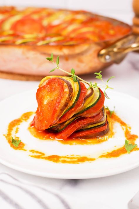 Confit Byaldi, Ratatouille Dish, Gourmet Food Plating, Ratatouille Recipe, Fancy Dishes, Gourmet Dinner, Fine Dining Recipes, French Dishes, Gourmet Cooking