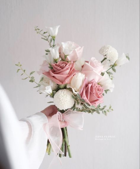 Wedding Flower Types, Simple Wedding Bouquets, Bridal Jewels, Wedding Bouquets Pink, Bridal Bouquet Flowers, Pretty Wedding Dresses, Korean Wedding, Hand Flowers, Hand Bouquet