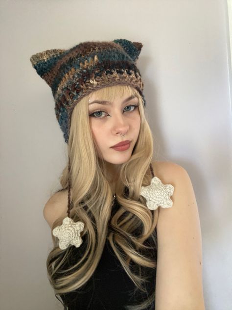 crochet knit aesthetic cat hat star pompoms fashion accessories ideas makeup looks eyeliner inspo hair color styles wig spring summer beanie Knit Aesthetic, Beanie Hat Outfit, Eyeliner Inspo, Girls Cap, Crochet Cat Hat, Cap Baby, Fashion Dream Job, Cat Beanie, Cap Girl