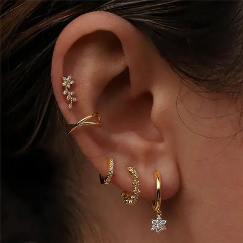 Full Ear Piercings, Multiple Piercings Earrings, Minimalist Ear Piercings, Ear Piercing Ideas, Pretty Ear Piercings, Cute Ear Piercings, Piercing Ideas, Jewelry Accessories Ideas, Jewelry Lookbook