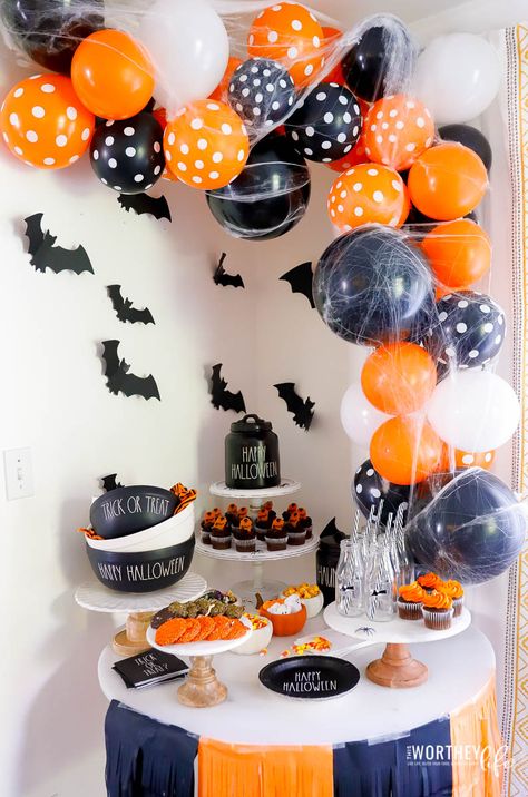 Black Halloween Party, Halloween Themed Birthday Party, Dekorasi Halloween, Easy Halloween Party, Halloween Fest, Halloween House Party, Creepy Halloween Decorations, Spooky Halloween Party, Halloween Tattoo