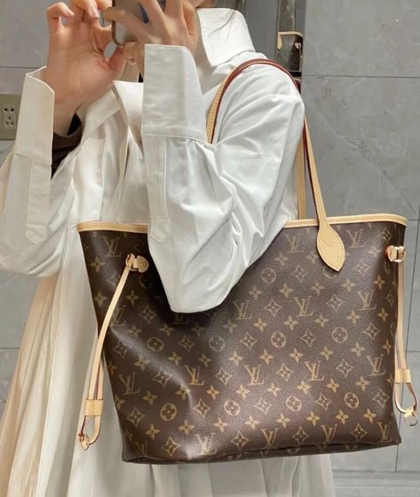 Lv Neverfull Outfit, Neverfull Mm Outfit, Dreams Vision Board, Neverfull Outfit, Louis Vuitton Neverfull Outfit, Louis Vuitton 2020, Louis Vuitton Mm, Lv Tote, Sac Louis Vuitton