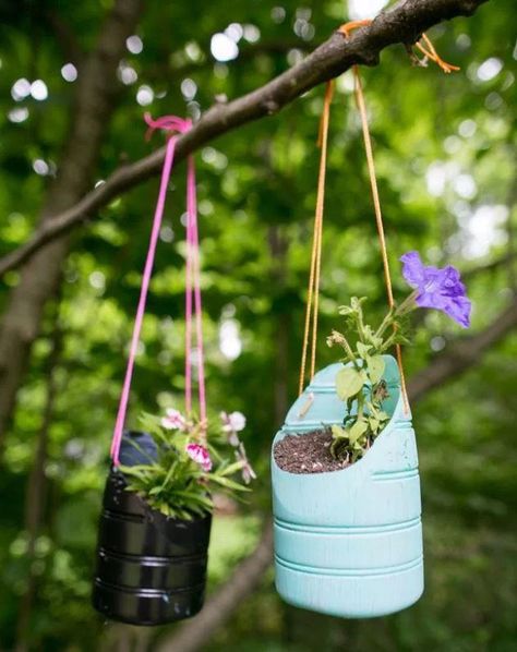 Plastic Bottle Hanging Planters - Love these outdoor craft ideas! Recycler Diy, Plastic Bottle Planter, Diy Hanging Planter, Reuse Plastic Bottles, Jardim Diy, Diy Plastic Bottle, Bottle Garden, Planter Design, Diy Recycle