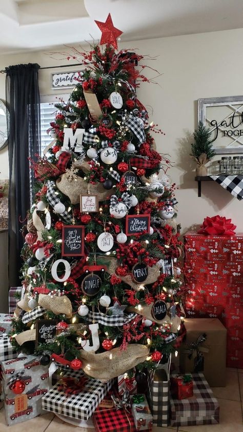 Buffalo Check Christmas Decor, Black Christmas Decorations, Christmas Tree Decorations Ribbon, Buffalo Plaid Christmas Decor, Red Christmas Decor, Christmas Tree Decorating Themes, Plaid Christmas Decor, Creative Christmas Trees, Farmhouse Christmas Tree