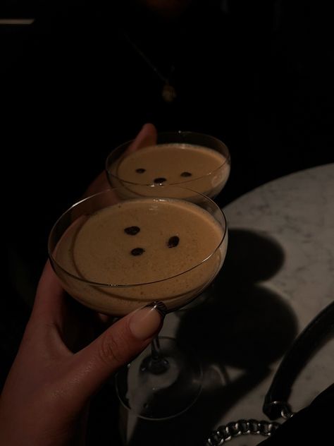 Vesper Martini, Espresso Martini Recipe, Vintage Cocktails, Martinis Drinks, Late Night Dinner, Luxury Lifestyle Aesthetic, Apple Martini, Martini Bar, Nyc Bars