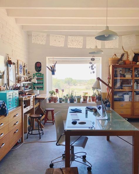 Design Studio Workspace Creative, Home Maker Space, Home Office Studio Creative Workspace, Art Workshop Studio, Artist Office, Creative Workspace Inspiration, Live Work Studio, Studio Vibes, Crafting Room