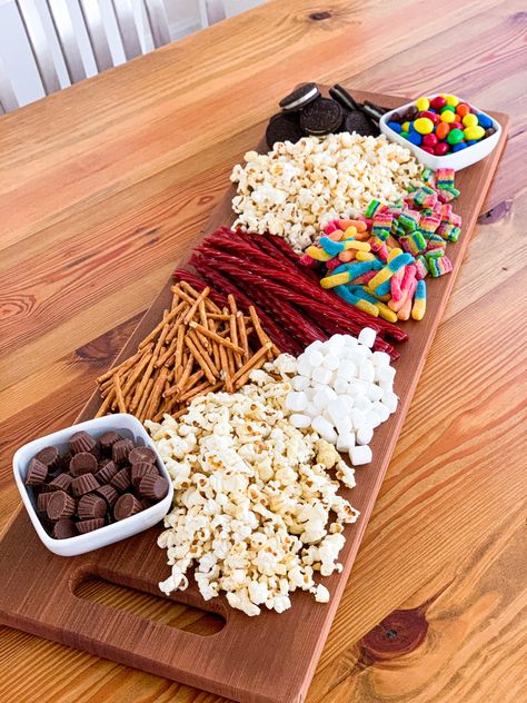 Snack Bored Ideas, Snack Charcuterie Board Ideas For Kids, Simple Snack Board Ideas, Family Platter Ideas, Charcuterie Board Snack Ideas, Fry Charcuterie Board Ideas, Easy Board Night Ideas, Small Snack Board Ideas, Potato Chip Charcuterie Board