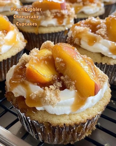 Peach Cobbler Cheesecake Cupcakes, Peach Cobbler Topping, Peach Cobbler Cheesecake Recipe, Mini Peach Cobbler, Peach Cobbler Cupcakes, Peach Cobbler Cheesecake, Peach Cupcakes, Chocolate Cherry Cookies, Peach Cheesecake