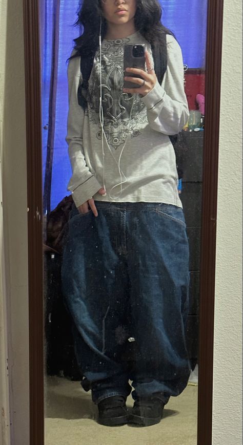 Saggy Pants Women, Starflesh Clothes, Grunge Outfits Street Styles, Affliction Clothing Women Outfits, Y2kgrunge Outfits, Clothes Skater Style, Baggy Clothes Outfit Women Street Styles, Early 2000s Skater Fashion, 2000s Baggy Fashion