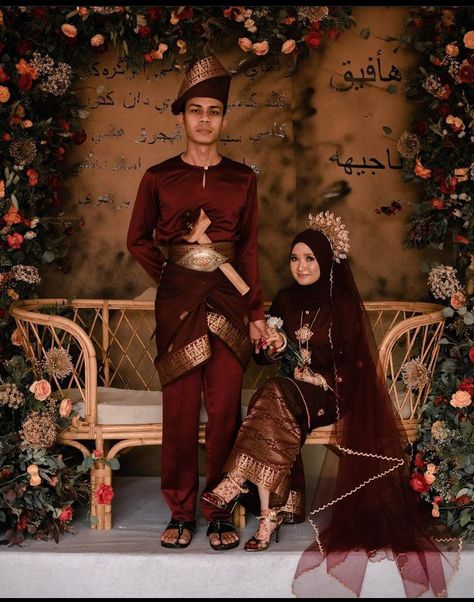 Classic Wedding Malay, Baju Sanding Songket Dress Wedding, Tema Kahwin Melayu Klasik, Wedding Songket Malay, Baju Kahwin Klasik, Baju Sanding Klasik, Perkahwinan Melayu Klasik, Wedding Klasik Melayu, Pelamin Melayu Klasik